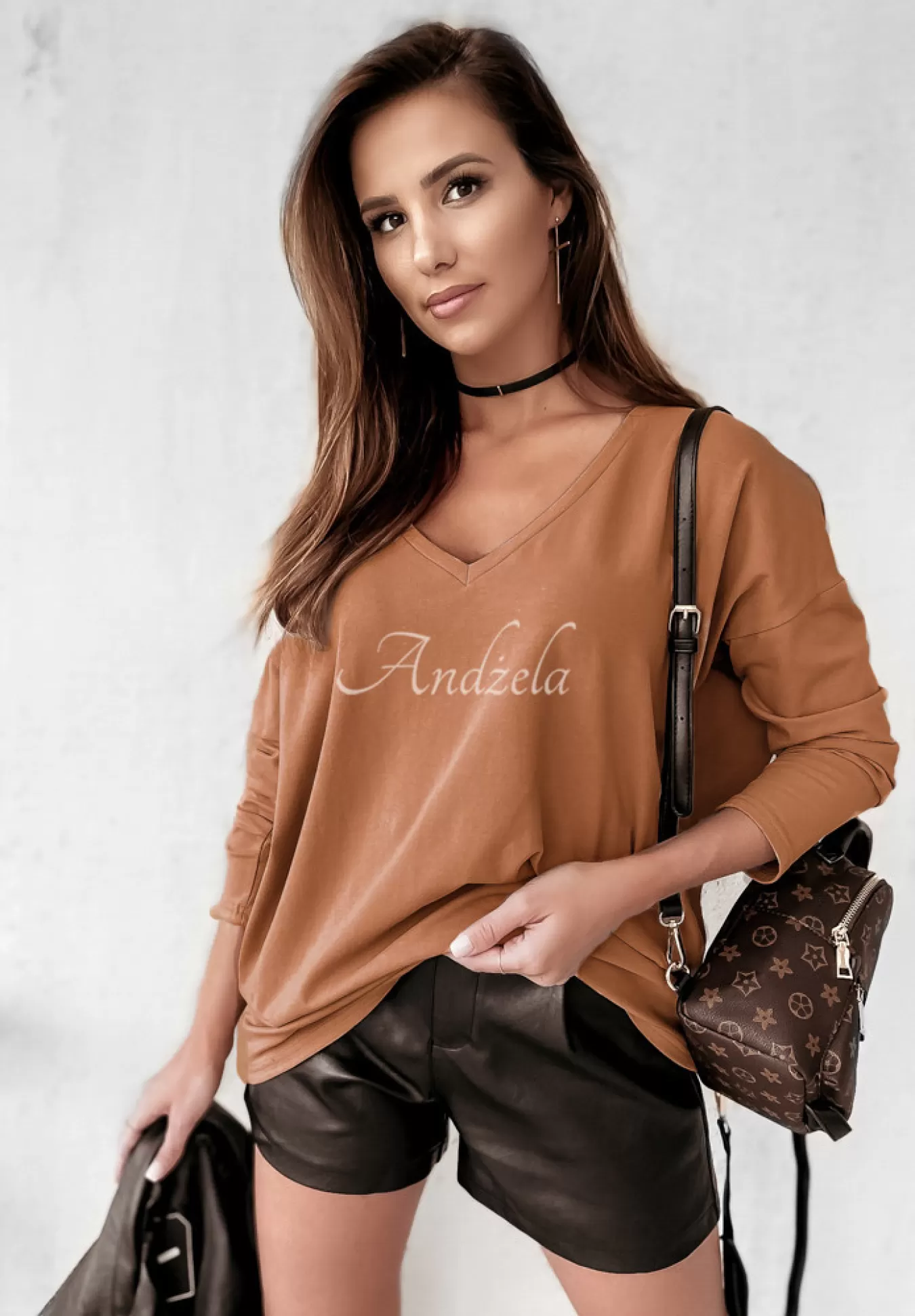 Shop Bluzka Z Dekoltem W Serek Amore Ciemny Camel Kobieta Bluzki