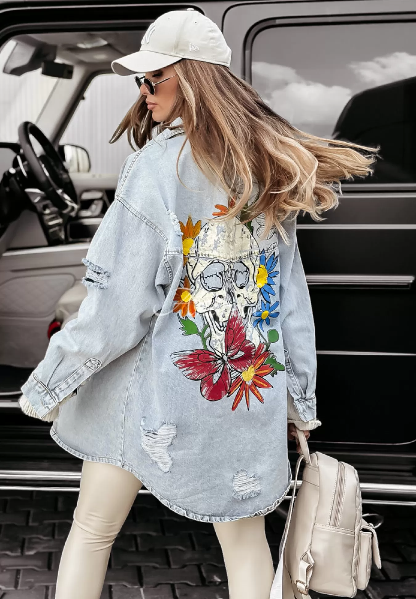 Store Dluga Kurtka Jeansowa Z Przetarciami I Nadrukiem Flowers Skull Jasnoniebieska Kobieta Kurtki