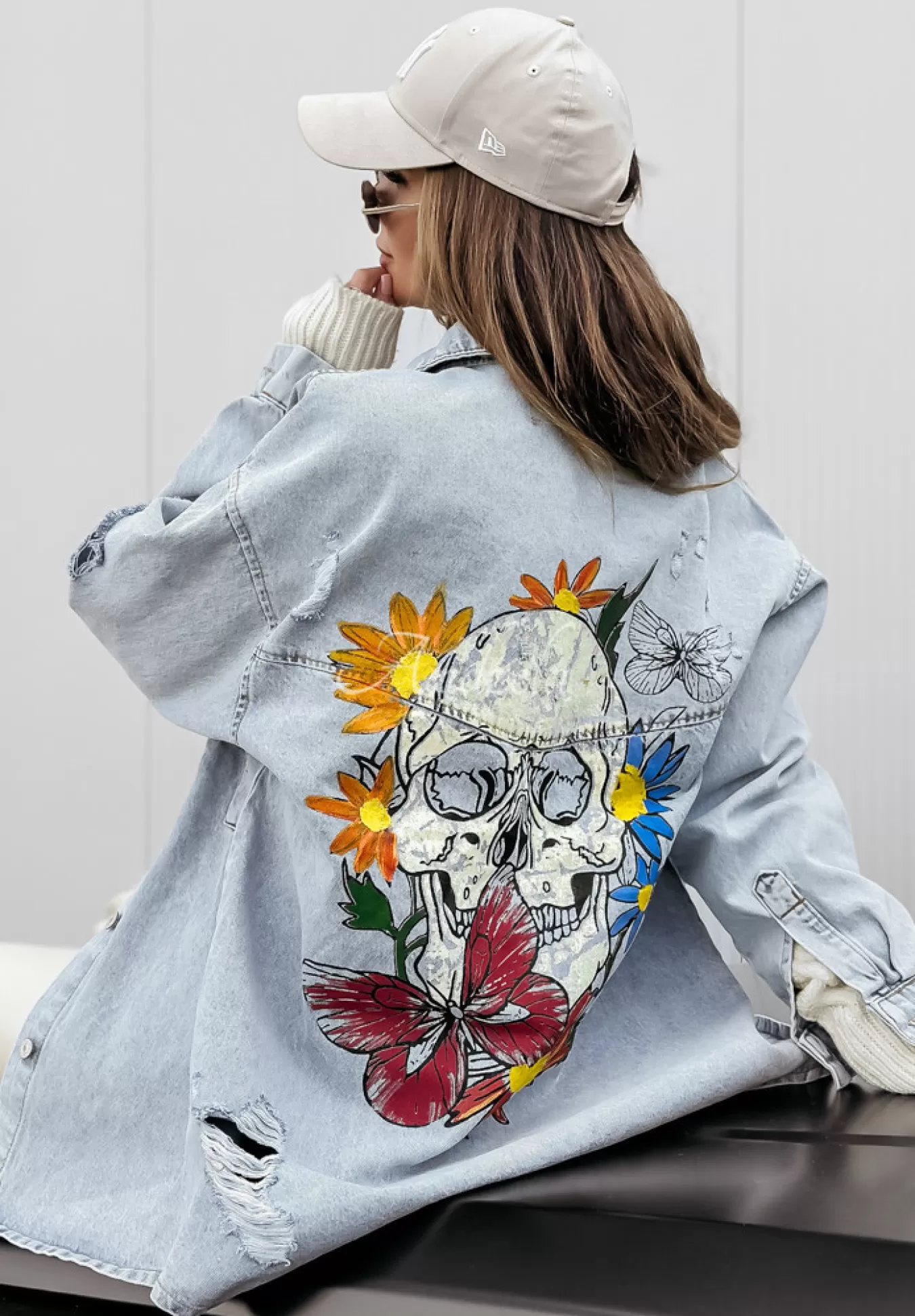 Store Dluga Kurtka Jeansowa Z Przetarciami I Nadrukiem Flowers Skull Jasnoniebieska Kobieta Kurtki