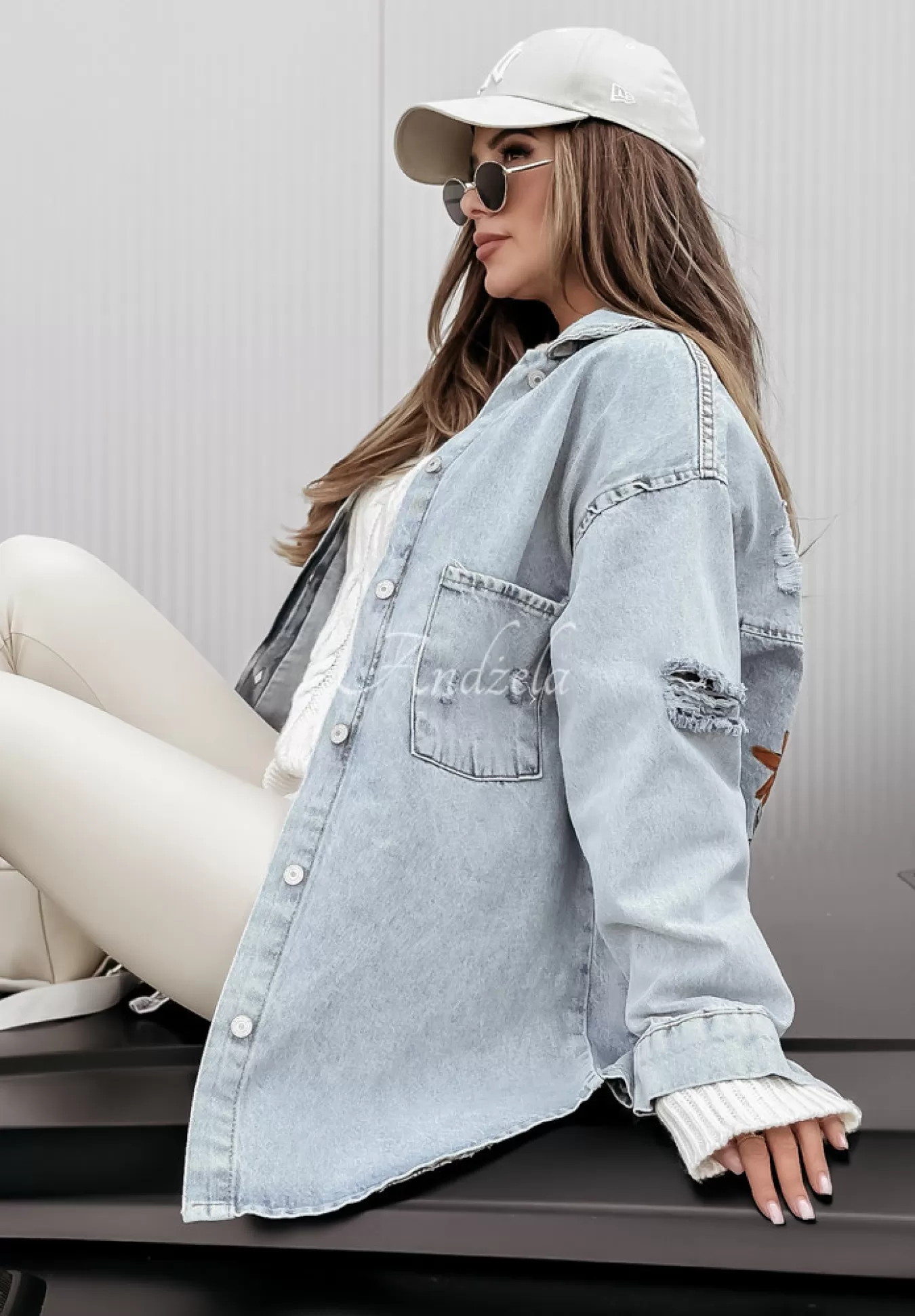 Store Dluga Kurtka Jeansowa Z Przetarciami I Nadrukiem Flowers Skull Jasnoniebieska Kobieta Kurtki