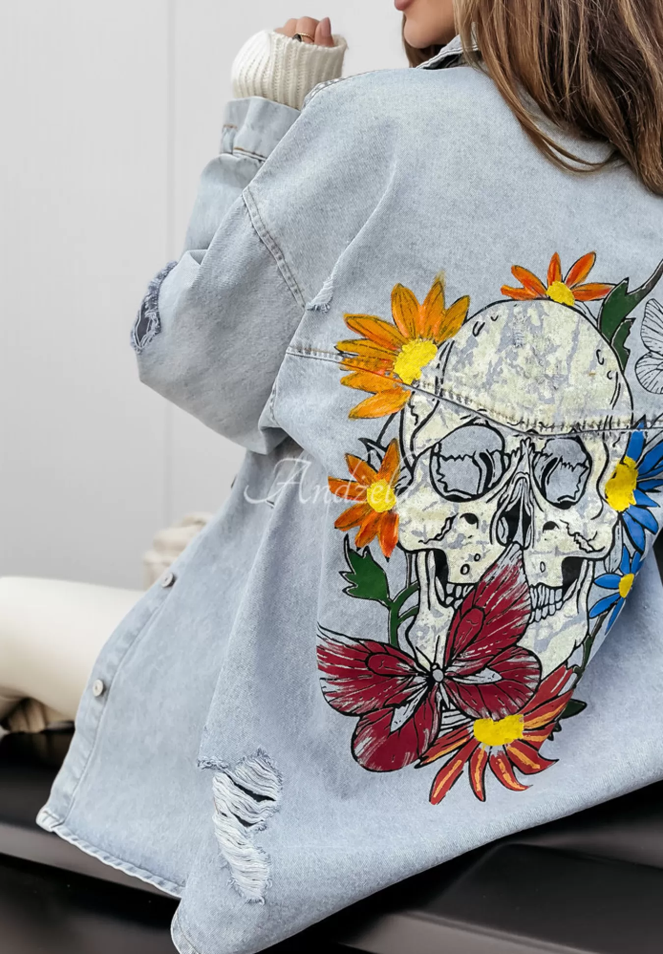 Store Dluga Kurtka Jeansowa Z Przetarciami I Nadrukiem Flowers Skull Jasnoniebieska Kobieta Kurtki