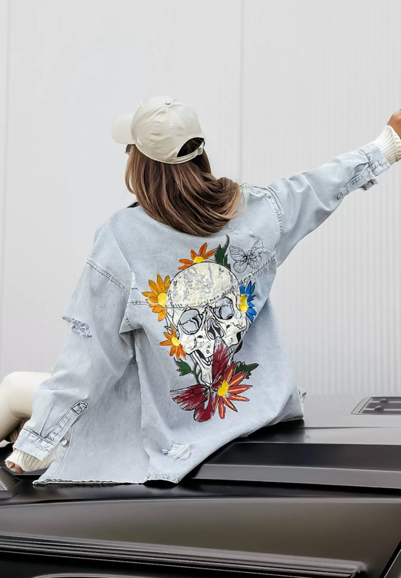 Store Dluga Kurtka Jeansowa Z Przetarciami I Nadrukiem Flowers Skull Jasnoniebieska Kobieta Kurtki