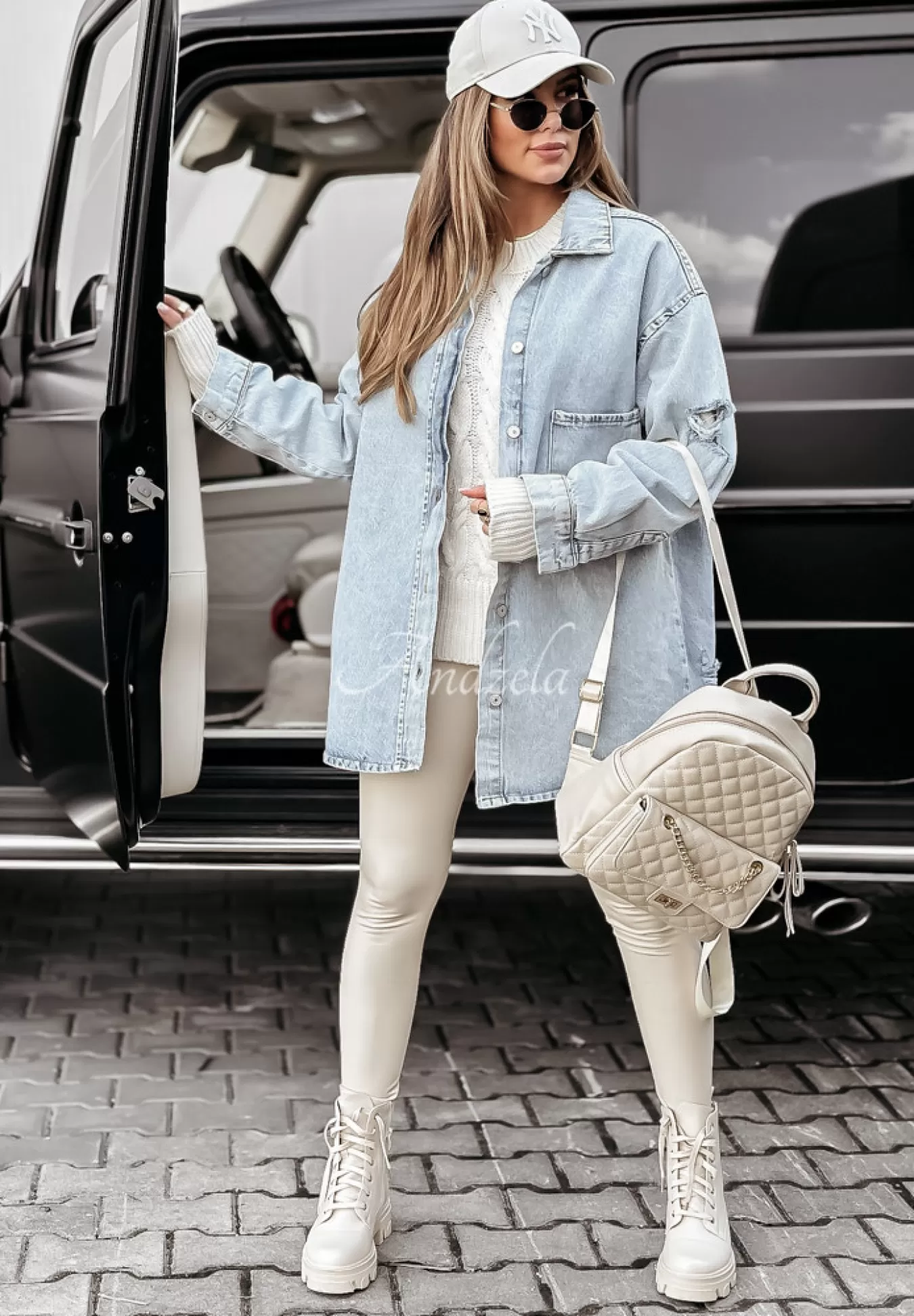 Store Dluga Kurtka Jeansowa Z Przetarciami I Nadrukiem Flowers Skull Jasnoniebieska Kobieta Kurtki