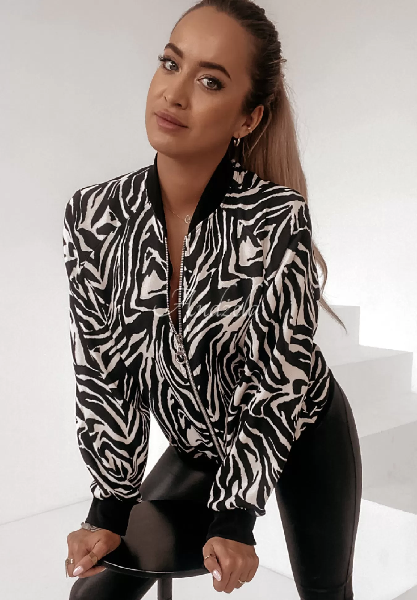 Best Sale Krotka Bluza Bomberka Berrondo W Zebre Kobieta Bluzy