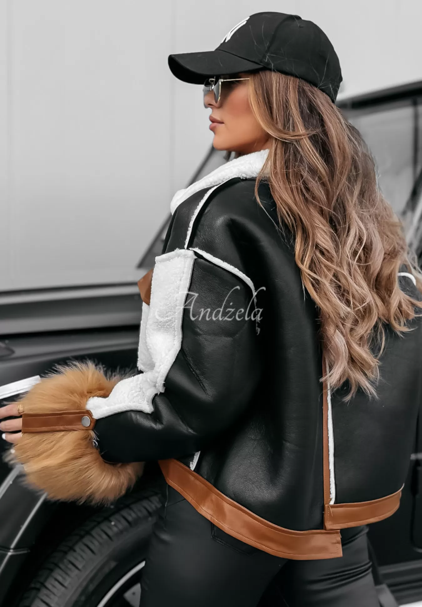 Fashion Krotka Kurtka Z Imitacji Skory Z Kozuchem I Futerkiem Heavenly Czarno-Camelowa Kobieta Kurtki