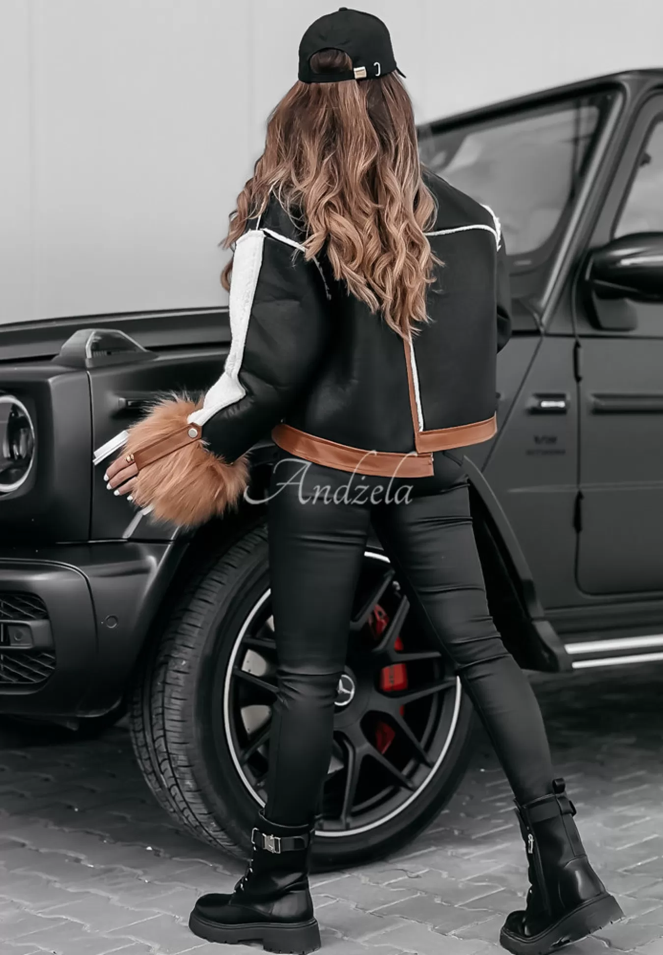 Fashion Krotka Kurtka Z Imitacji Skory Z Kozuchem I Futerkiem Heavenly Czarno-Camelowa Kobieta Kurtki