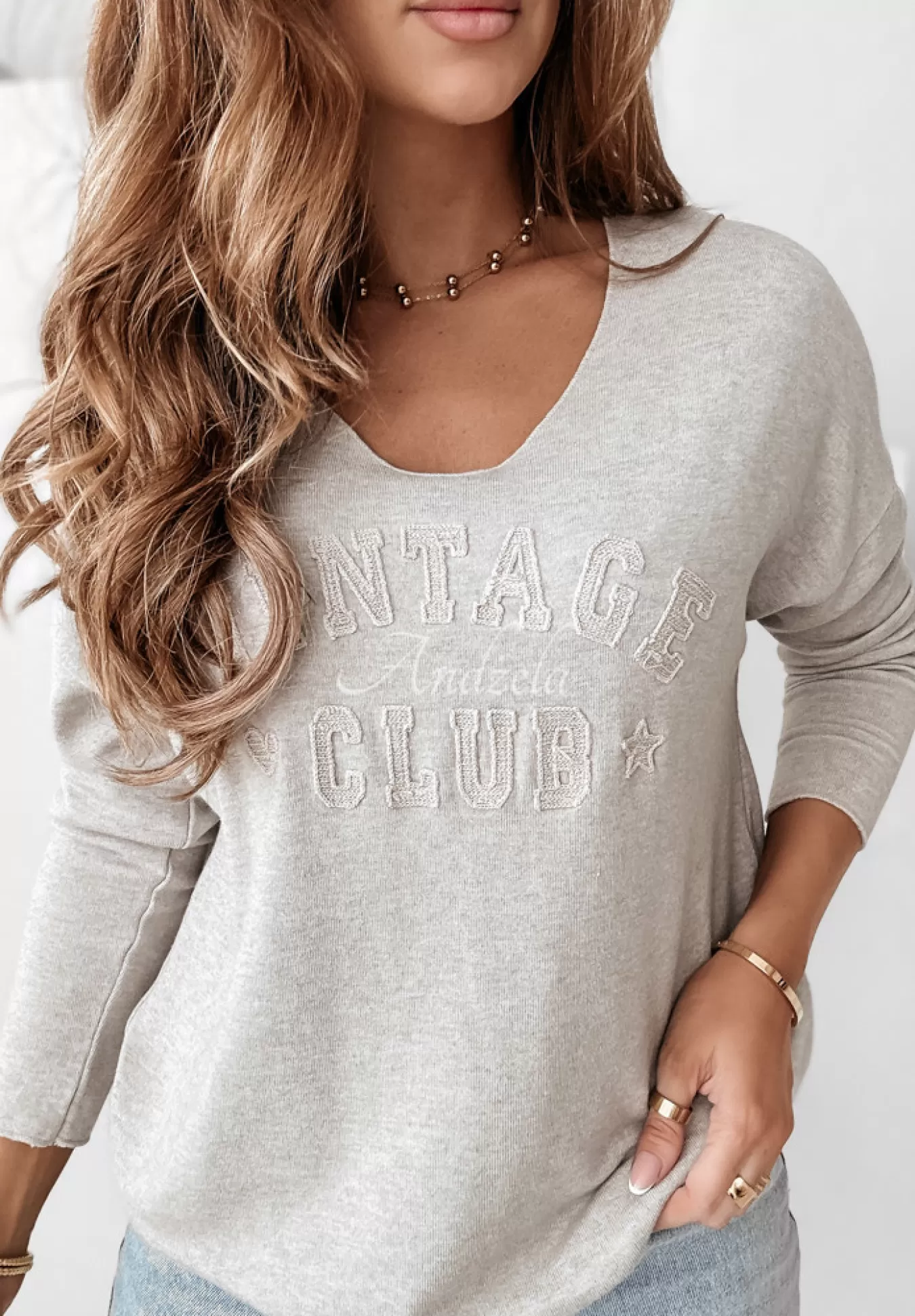 Flash Sale Lekki Sweter Z Napisem Vintage Club Bezowy Kobieta Swetry