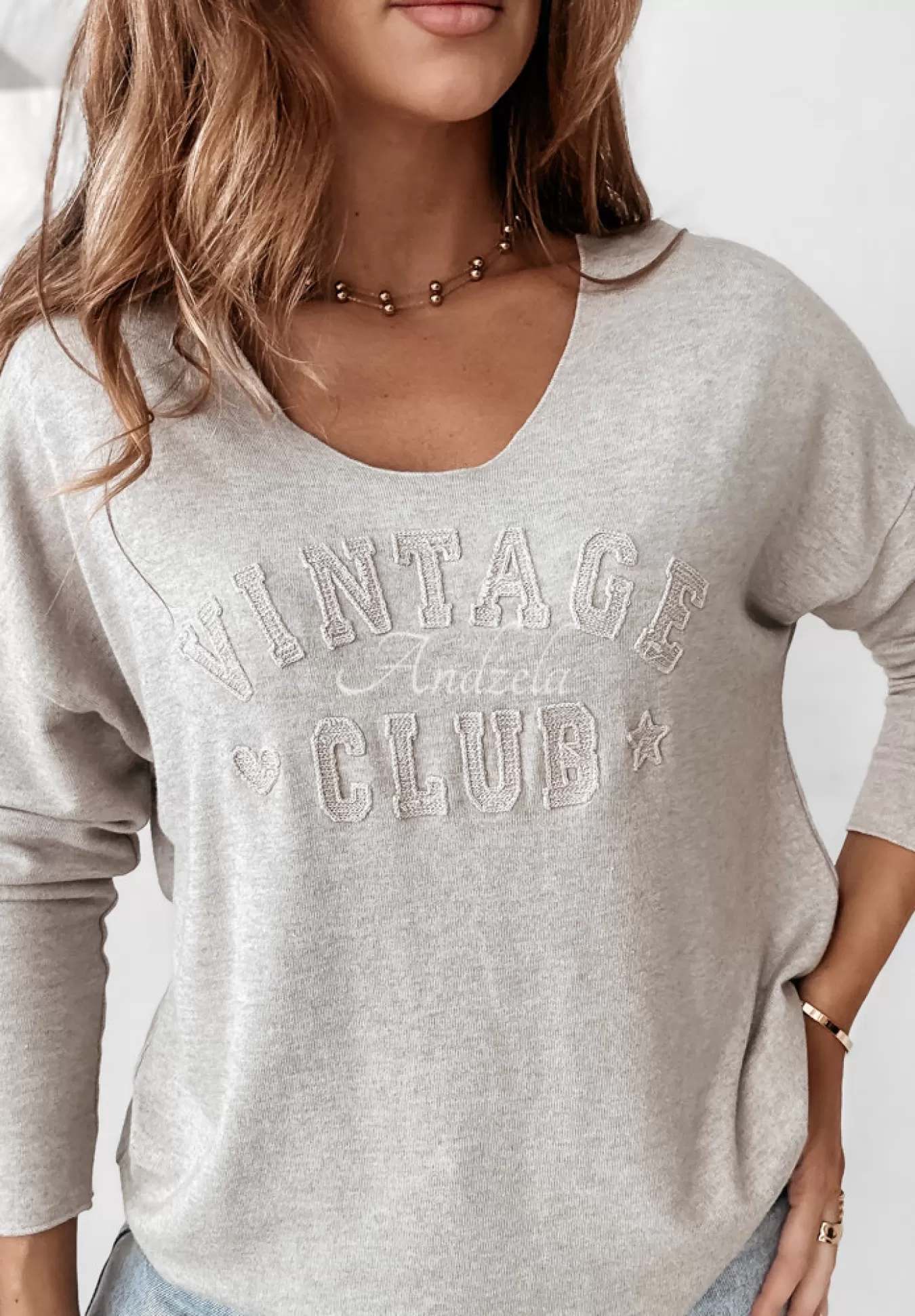 Flash Sale Lekki Sweter Z Napisem Vintage Club Bezowy Kobieta Swetry
