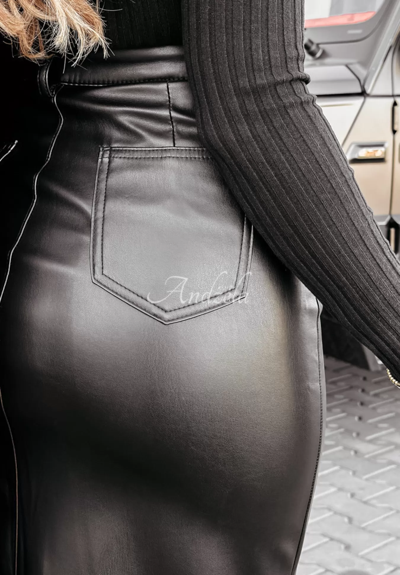 New Spodnica Z Imitacji Skory Z Rozcieciem Empower Elegance Czarna Kobieta Spódnice
