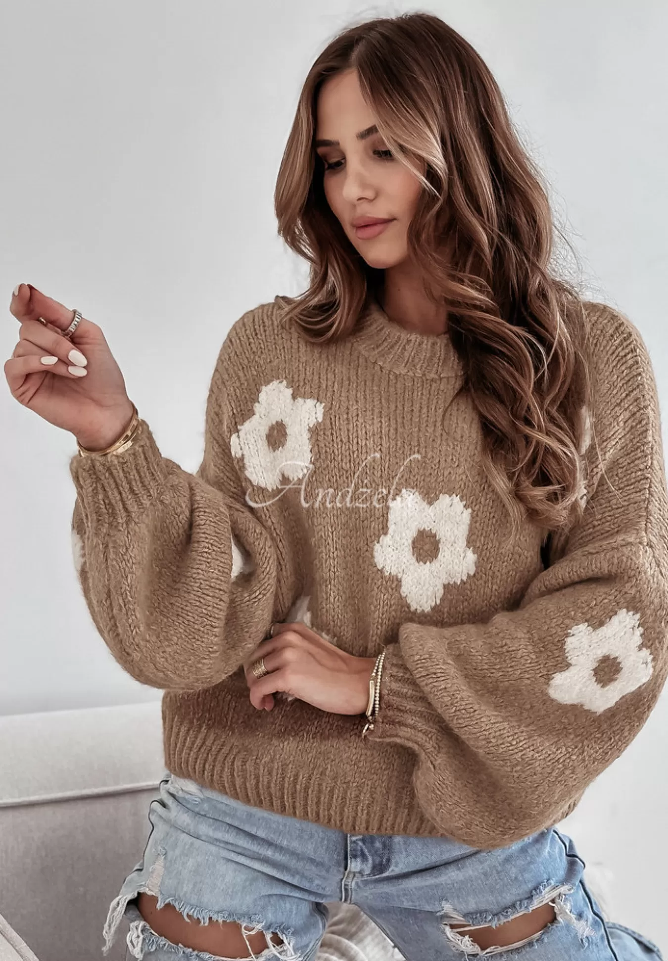 New Sweter Oversize W Kwiaty Be My Flower Camelowy Kobieta Swetry
