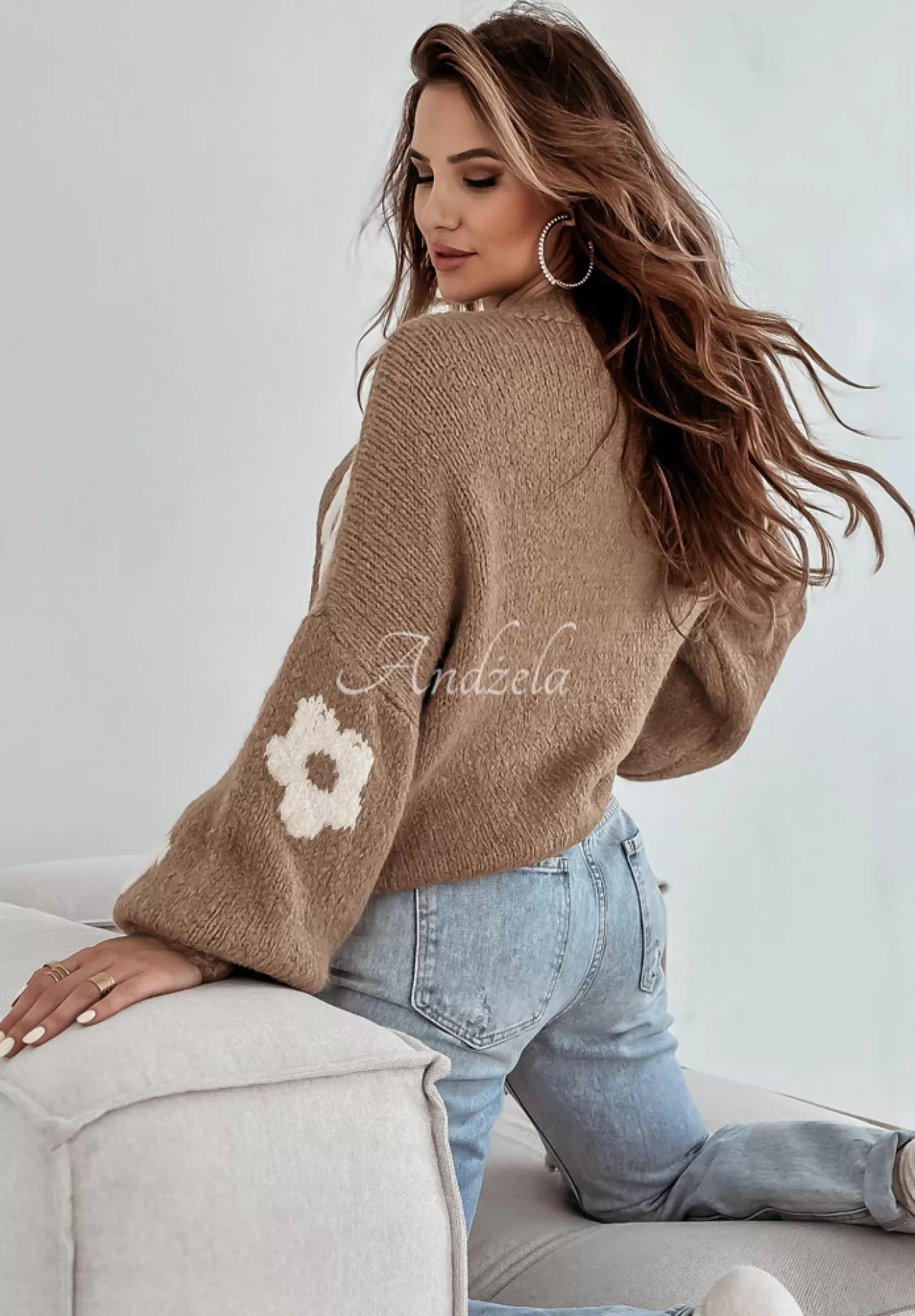 New Sweter Oversize W Kwiaty Be My Flower Camelowy Kobieta Swetry