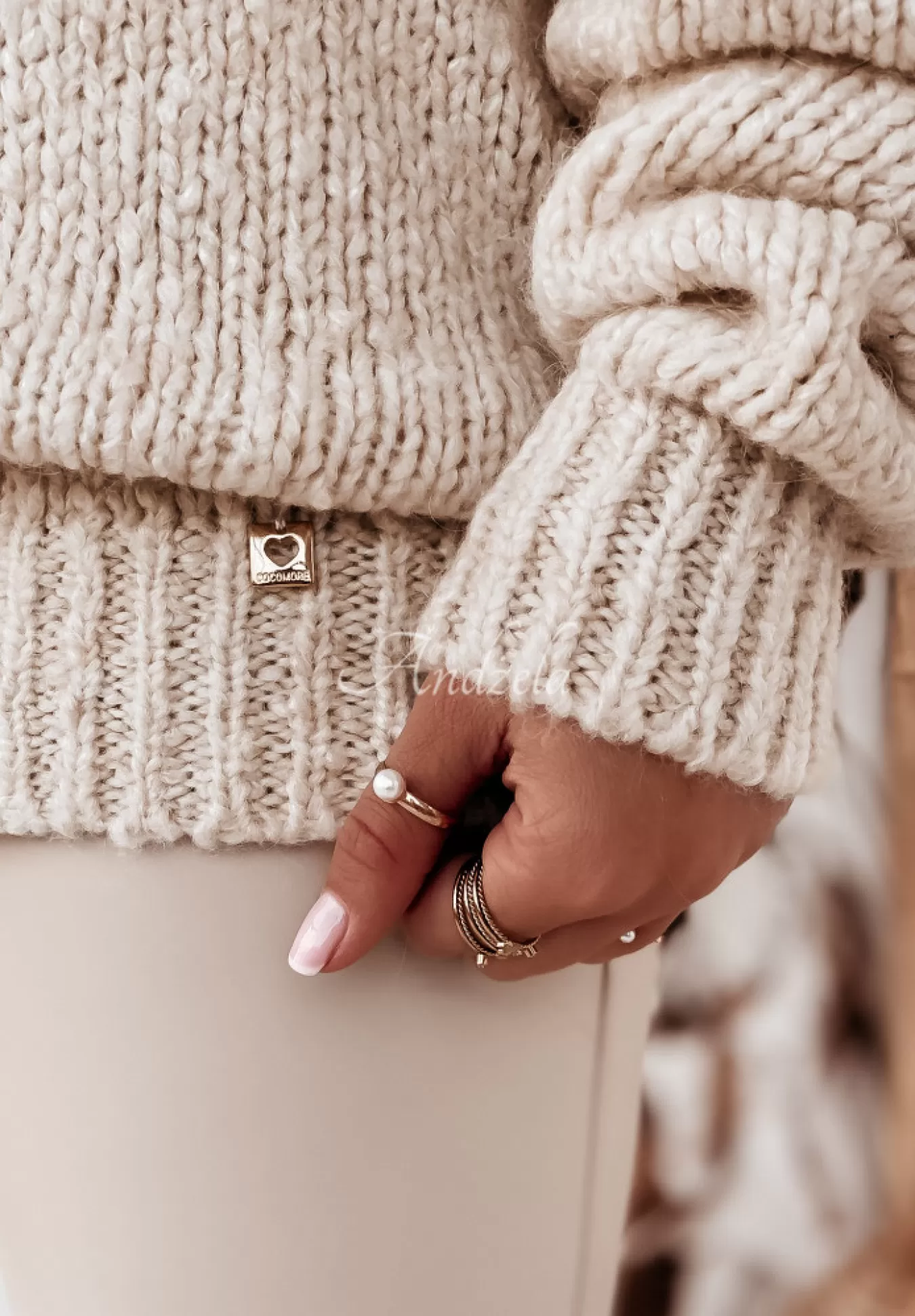 Store Sweter Oversize Z Dekoltem W Serek Cocomore Benzo Bezowy Kobieta Swetry