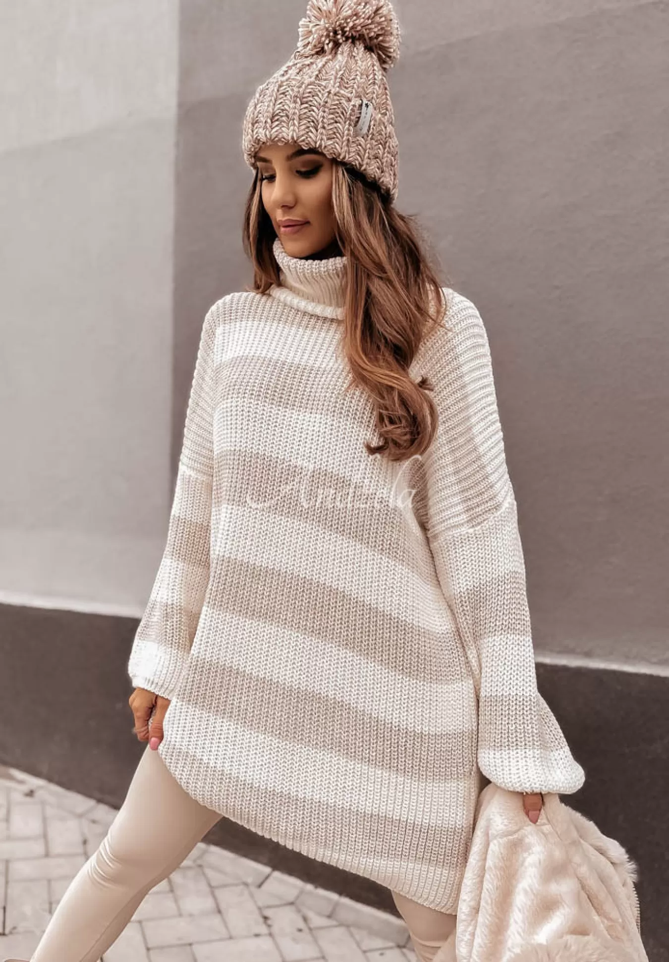 Best Sweter Oversize Z Golfem W Paski Bernard Bezowy Kobieta Sukienki
