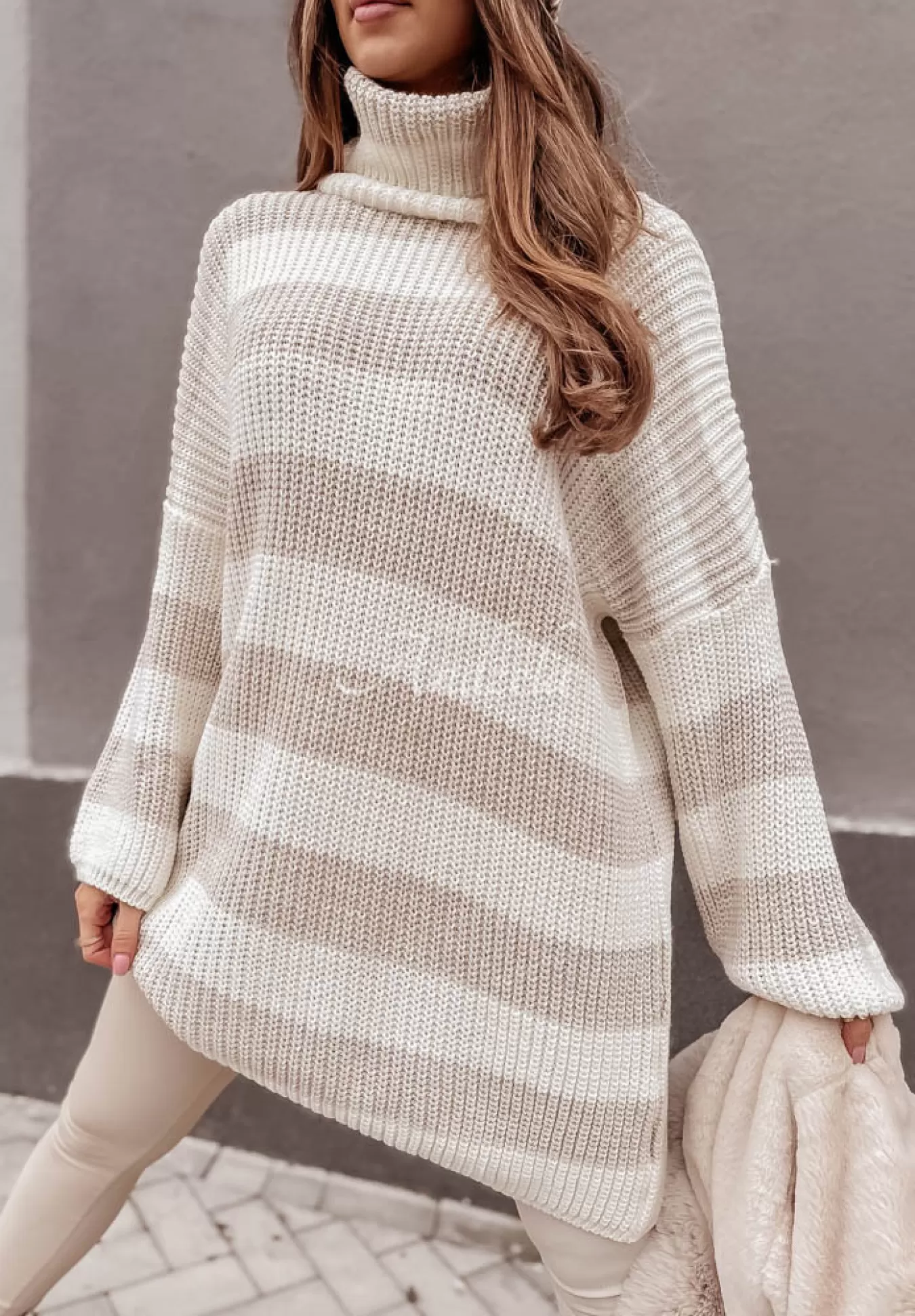 Best Sweter Oversize Z Golfem W Paski Bernard Bezowy Kobieta Sukienki