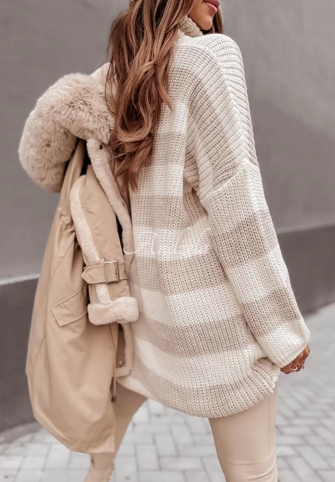 Best Sweter Oversize Z Golfem W Paski Bernard Bezowy Kobieta Sukienki