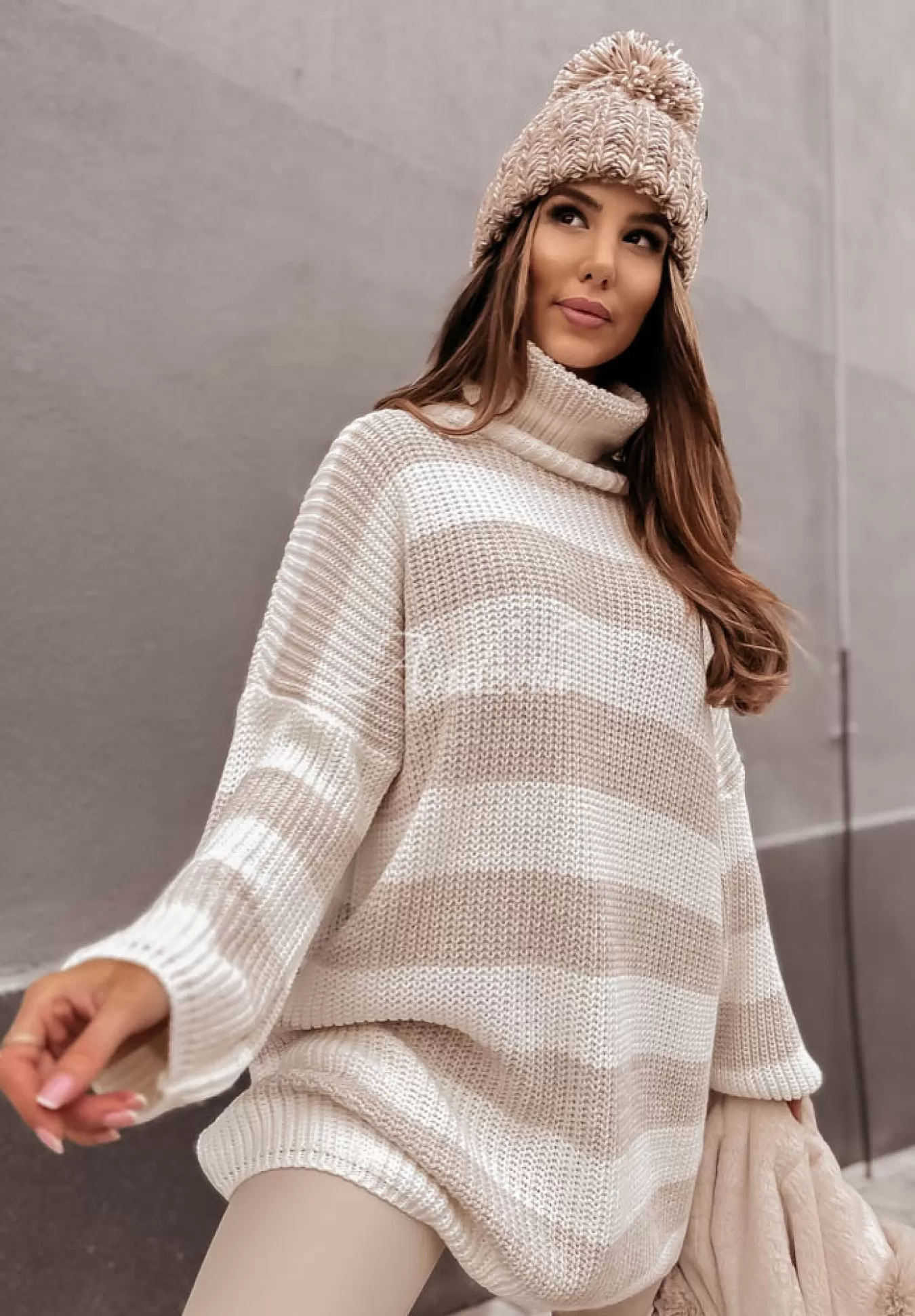 Best Sweter Oversize Z Golfem W Paski Bernard Bezowy Kobieta Sukienki