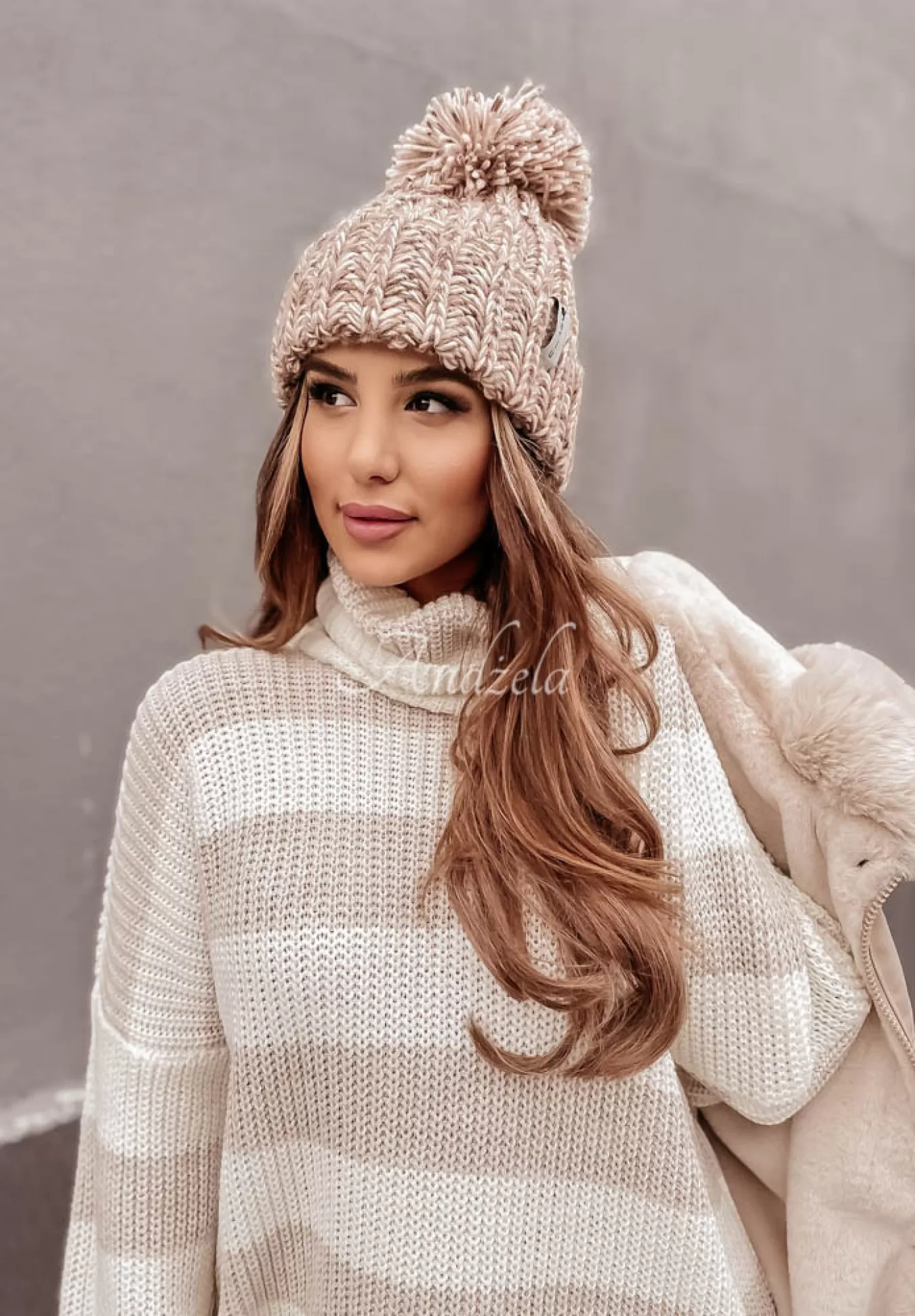 Best Sweter Oversize Z Golfem W Paski Bernard Bezowy Kobieta Sukienki