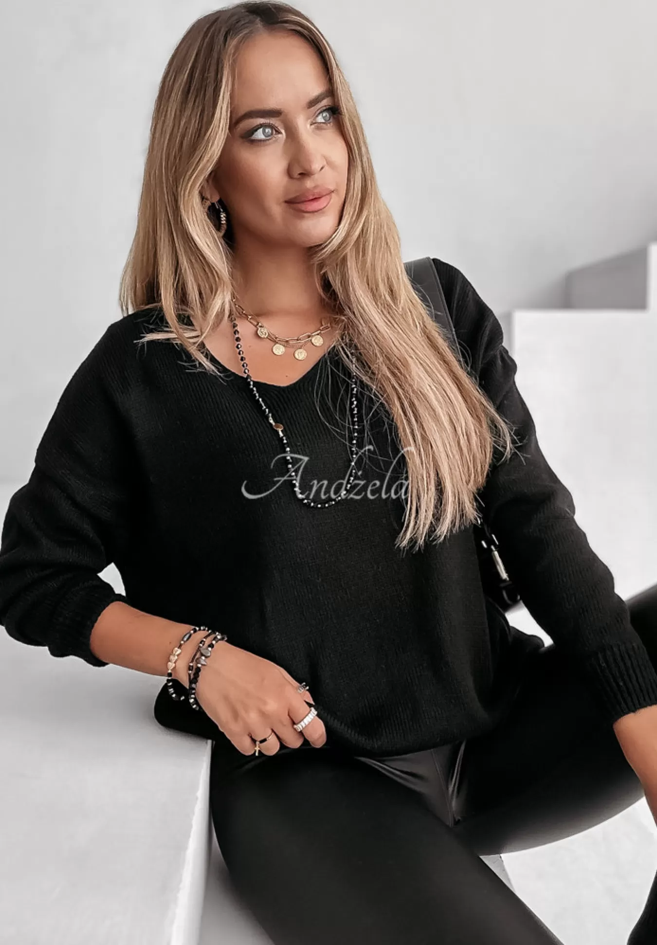 Fashion Sweter Z Dekoltem Caffe Latte Czarny Kobieta Swetry