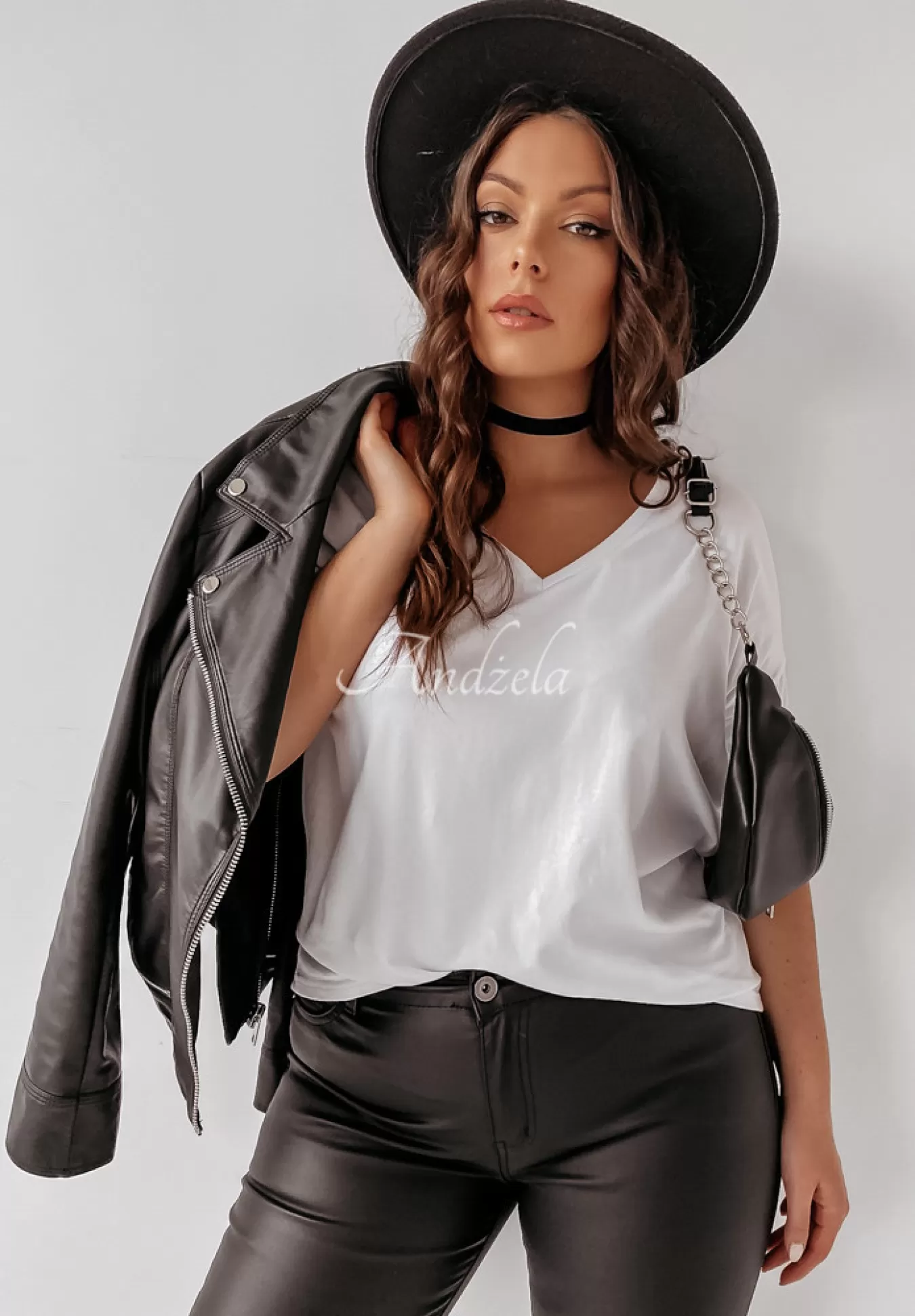 Sale T-Shirt Oversize Z Dekoltem W Serek Cascade Bialy Kobieta Bluzki