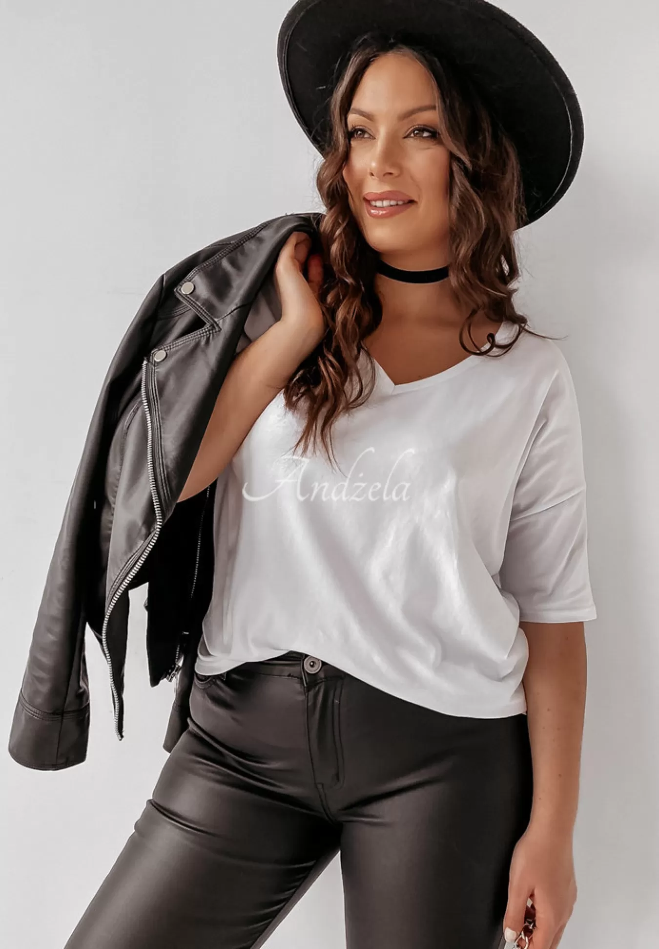 Sale T-Shirt Oversize Z Dekoltem W Serek Cascade Bialy Kobieta Bluzki