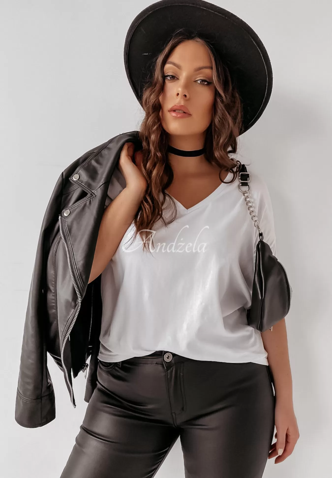 Sale T-Shirt Oversize Z Dekoltem W Serek Cascade Bialy Kobieta Bluzki