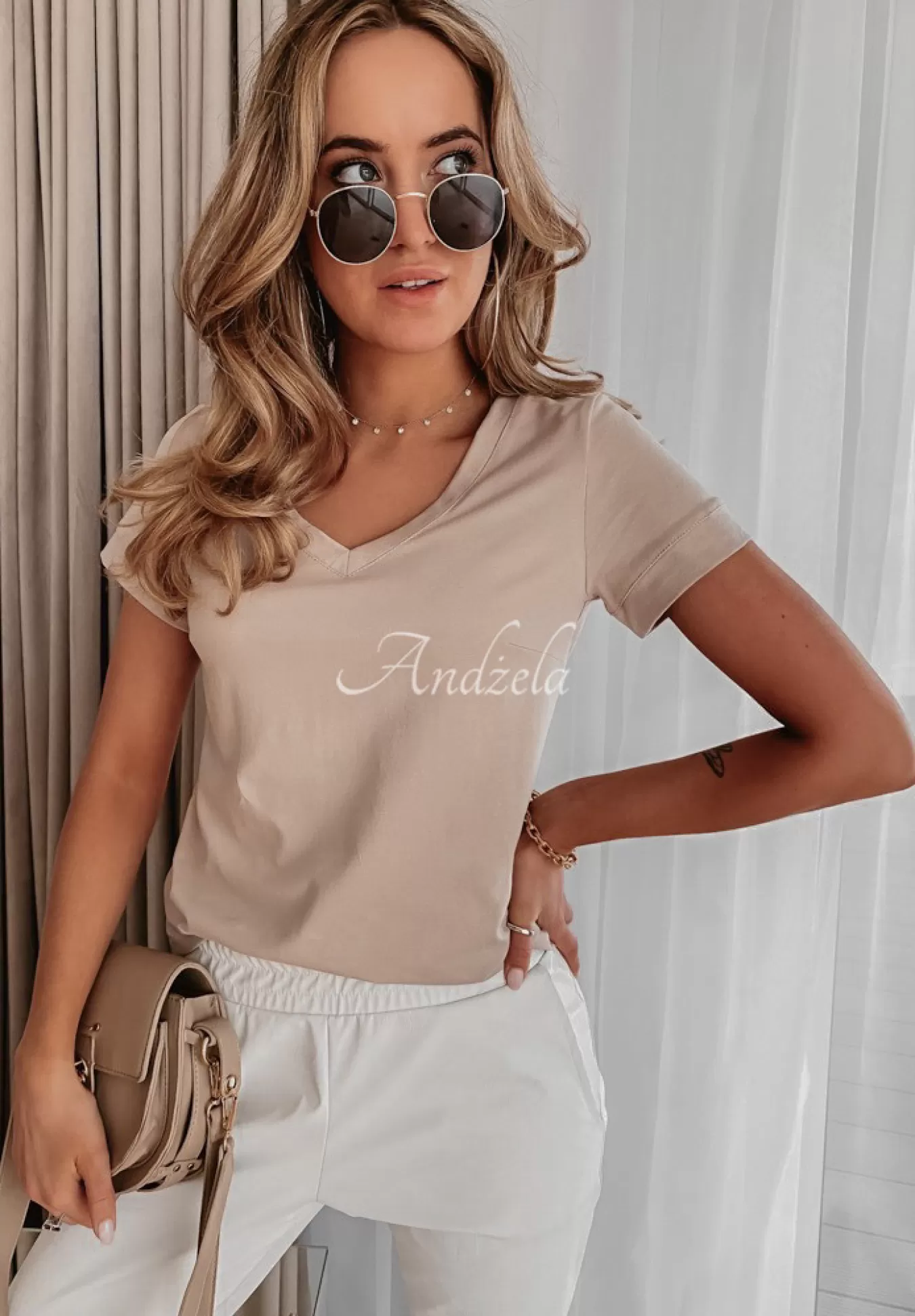 Fashion T-Shirt Z Dekoltem W Serek Lauren Nude Kobieta Bluzki