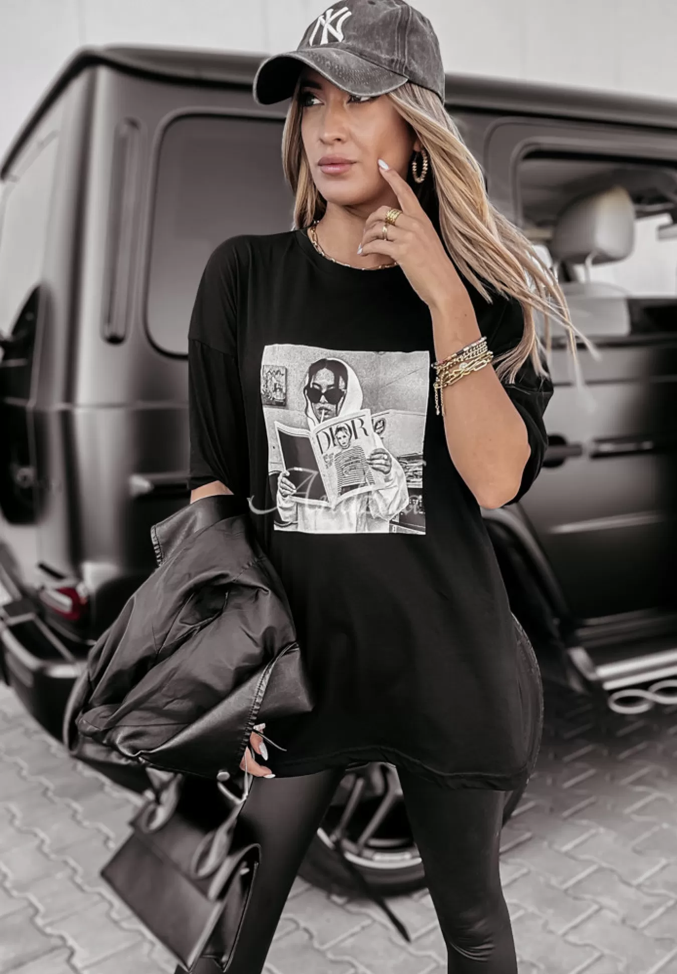 Fashion T-Shirt Z Nadrukiem Newspaper Czarny Kobieta T-Shirty